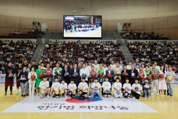 NSP통신-27일 용인실내체육관에서 열린 2025 희망의 씨앗과 스타와 함께하는 희망농구 장선경기 행사 후 이상일 용인특례시장을 비롯한 참석자들이 기념촬영을 하고 있다. (사진 = 용인특례시)