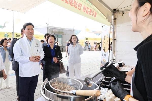 NSP통신-27일 2025 용인시 식품산업 박람회 부스를 방문한 이상일 용인특례시장이 시민들과 인사를 나누고 있다. (사진 = 용인특례시)