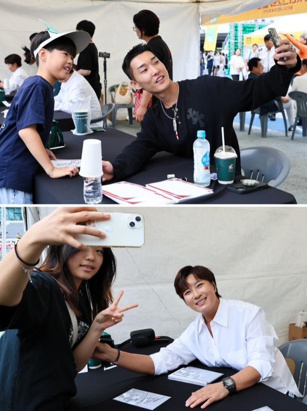 NSP통신-위로부터 시민 참여 축제에서 사인하고 있는 우상혁 선수, 박세리 전 감독. (사진 = 용인특례시)