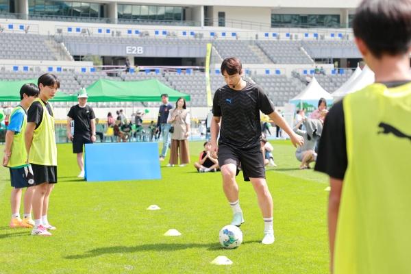 NSP통신-용인특례시 스포츠 스타와 함께하는 시민 참여 축제에서 원포인트 레슨중인 이동국 실장. (사진 = 용인특례시)
