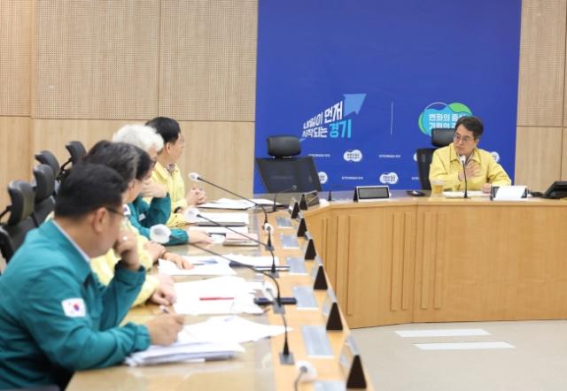NSP통신-27일 중국 출장을 마치고 귀국한 김동연 지사는 28일 오전 경기도청 재난안전대책본부 상황실에서 김성중 행정1부지사와 최용철 소방재난본부장 직무대리, 이종돈 안전관리실장 등 관련 실국장이 참석한 가운데 경기도 정보시스템 긴급조치 상황 점검 회의를 열었다. (= 경기도)