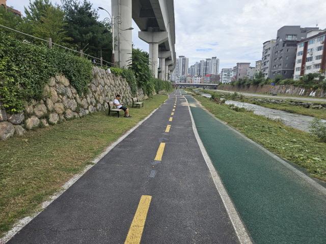 NSP통신-용인특례시 처인구가 구내 하천 산책로 중심으로 실시한 제초작업 완료 모습. (사진 = 용인특례시)