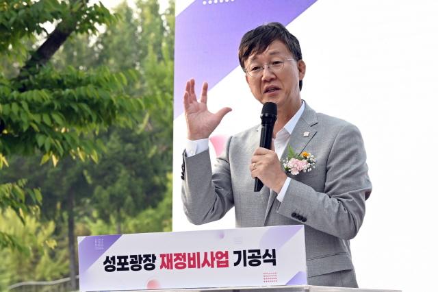 NSP통신-성포광장 일원에서 열린 성포광장 재정비 사업 기공식에서 이민근 안산시장이 인사말을 하고 있다. (사진 = 안산시)