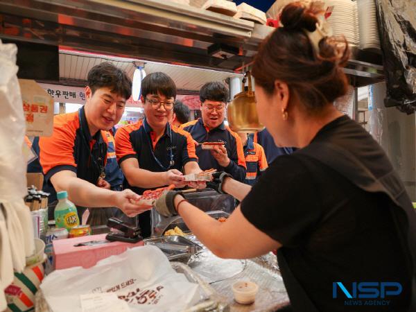 NSP통신-포스코 포항제철소가 29일 추석 명절을 앞두고 지역사회와의 상생을 위한 다양한 봉사활동을 전개했다. (사진 = 포스코 포항제철소)