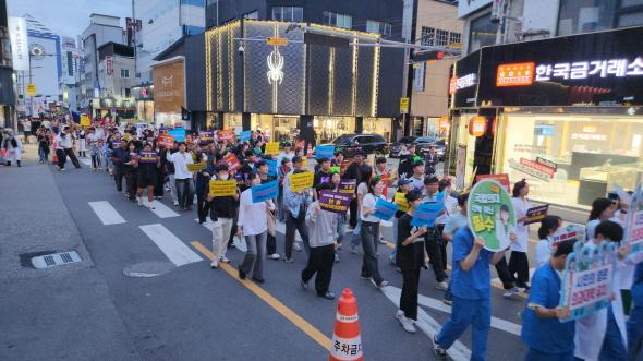 NSP통신-시는 외부 관광객이 많이 유입되는 축제기간에 퍼포먼스를 진행해 경북 국립의대 신설의 당위성을 다시 한번 대내외에 알리는 계기를 마련했다. (사진 = 안동시)