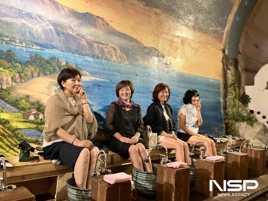 NSP통신-광양와인동굴 족욕 하는 관광객들 (사진 = 광양시청)