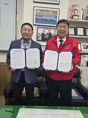 NSP통신-경주시는 지난 26일 경주시체육회와 구)경주역 일원에서 추진 중인 도시재생 국가시범 혁신지구 사업의 원활한 추진과 주민 건강 증진을 위해 상호 업무 협약을 체결했다. (사진 = 경주시)