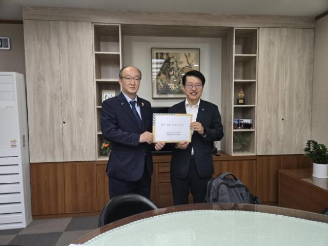 NSP통신-김동영 경기도의회 건설교통위원회 부위원장이 26일 경기도청 북부청사에서 김대순 경기도 행정2부지사를 만나 현안을 건의했다. (사진 = 경기도의회)