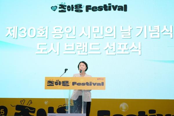 NSP통신-유진선 용인특례시의회 의장이 27일 용인미르스타디움에서 열린 제30회 용인시민의 날 기념식 및 통합도시브랜드 선포식에서 축사를 하고 있다. (사진 = 용인특례시의회)