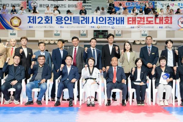 NSP통신-2025년 용인특례시의회 의장배 태권도대회 참석자들과 태권도 시범단이 기념촬영을 하고 있다. (사진 = 용인특례시의회)