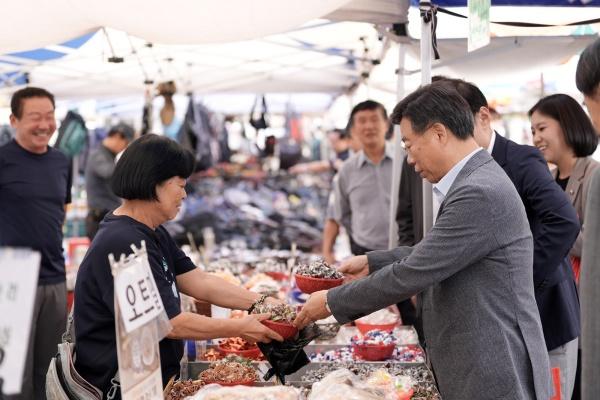NSP통신-신상진 성남시장이 29일 추석을 앞두고 모란민속5일장을 방문, 상인들과 인사를 나누며 장바구니 물가를 점검하고 있다. (사진 = 성남시)