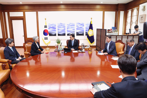 NSP통신-우원식 국회의장이 의장집무실에서 강경화 주미대사 내정자를 접견하고 있다. (사진 = 국회의장 공보 수석실)