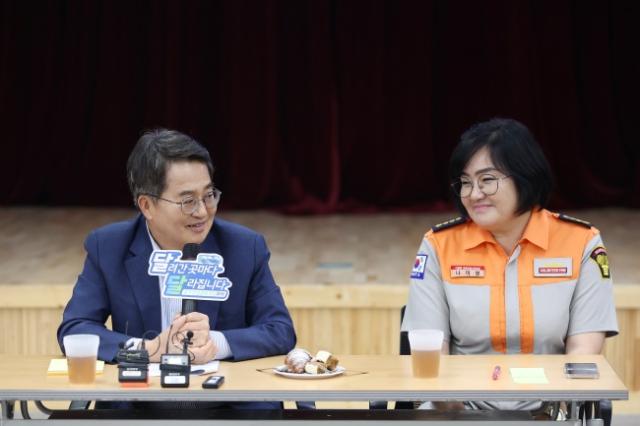 NSP통신-김동연 경기도지사가 시흥소방서 다문화 의용소방대 관계자와 간담회를 하고 있다. (사진 = 경기도)