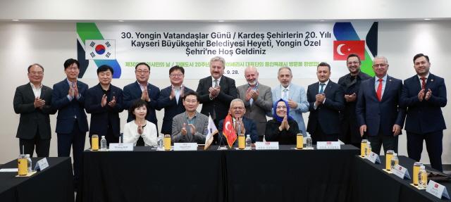NSP통신-28일 용인특례시 이상일 시장을 비롯한 간부 공직자와 튀르키예 카이세리 대표단이 1시간 가량 만남을 갖고 양 도시의 발전 방안을 논의했다. (사진 = 용인특례시)