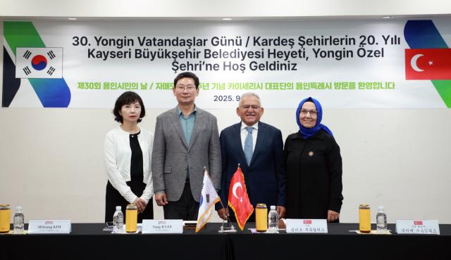 NSP통신-이상일 용인특례시장이 튀르키예 카이세리 대표단과 양 도시의 발전 방안 논의 후 기념촬영을 하고 있다. (사진 = 용인특례시)