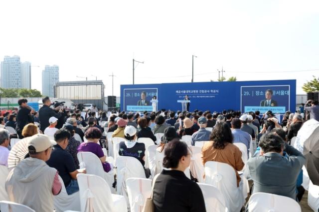 NSP통신-29일 오후 배곧 서울대학교병원 건립부지에서 열린 배곧서울대학교병원 건립공사 착공식에서 김동연 경기도지사가 인사말을 하고 있다. (사진 = 경기도)