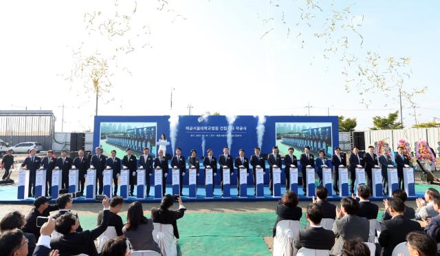 NSP통신-29일 오후 배곧 서울대학교병원 건립부지에서 열린 배곧서울대학교병원 건립공사 착공식에서 김동연 경기도지사, 유홍림 서울대학교 총장, 임병택 시흥시장 등이 기념촬영을 하고 있다. (사진 = 경기도)