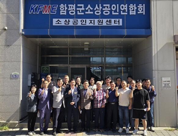 NSP통신-신정훈 국회 행정안전위원장이 9일 함평천지전통시장을 찾아 복구 상황을 점검하며 상인들의 어려움을 청취했다. (사진 = 신정훈 의원실)