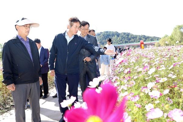 NSP통신-시민들과 함께 창릉천 코스모스 꽃밭을 둘러보는 이동환 고양특례시장(2023 창릉천 코스모스 축제) (사진 = 고양시)