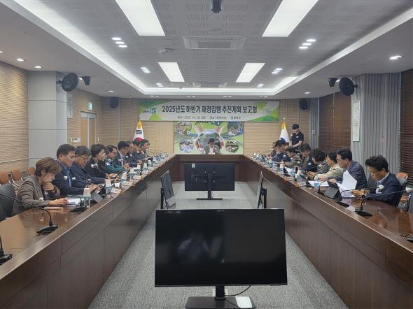 NSP통신-봉화군은 박시홍 부군수 주재로 실과소장이 참석한 가운데 2025년 하반기 재정집행 추진상황 보고회를 개최했다. (사진 = 봉화군)