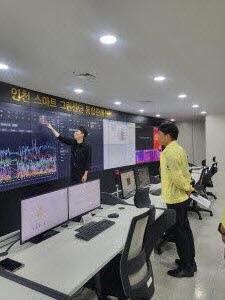 NSP통신-지난 5일 이상훈 한국산업단지공단 이사장(사진에서 오른쪽)이 인천남동스마트그린산단 통합관제센터를 방문, 안전점검을 하고 있다. (사진 = 한국산업단지공단)