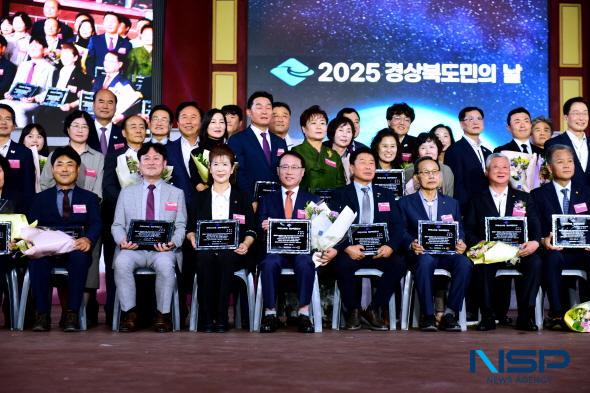 NSP통신-안동시 2025년 자랑스러운 도민상 3명 수상 영예, 조달흠 주민자치협의회장, 이오득 대한적십자봉사회 경상북도협의회장, 김재왕 대한적십자사 경북지사 회장 수상 (사진 = 김오현기자)