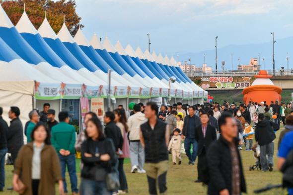 NSP통신-특히 올해는 풍기인삼축제와 농특산물대축제를 연계 개최함으로써 영주지역 우수농특산물을 한 곳에서 보다 많은 방문객들에게 홍보하고 판매할 수 있도록 준비하여 시너지 효과가 클 것으로 기대한다. (사진 = 영주시)