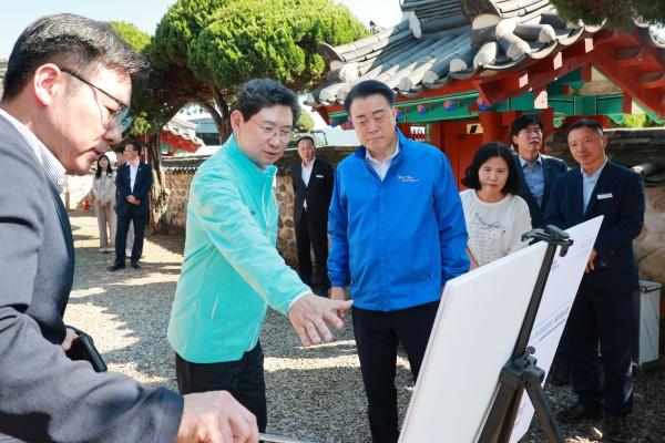 NSP통신-이상일 용인특례시장과 구복규 화순군수는 조광조 선생 유배지를 둘러보며 교류 협력방안을 논의했다. (사진 = 용인특례시)