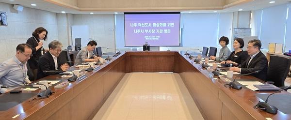 NSP통신-강상구 나주시 부시장(오른쪽 첫 번째)이 한국문화예술위원회를 방문해 송시경 사무처장(왼쪽 가운데)을 만나 지역 예술 활성화를 위한 협력 강화에 뜻을 모았다. (사진 = 나주시)