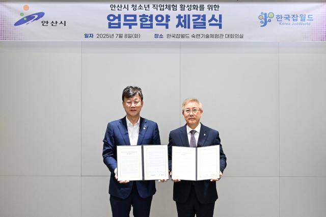 NSP통신-이민근 안산시장(사진 왼쪽)이 이병균 이사장과 7월 8일 안산시 청소년 직업체험 활성화를 위한 업무협약을 체결하고 기념촬영을 하고 있는 모습. (사진 = 안산시)