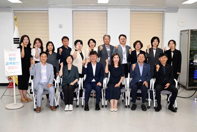 NSP통신-이민근 안산시장(앞줄 가운데)이 7월 17일 2025 안산 교육발전 정담회를 마치고 참석자들과 기념촬영을 하고 있는 모습. (사진 = 안산시)