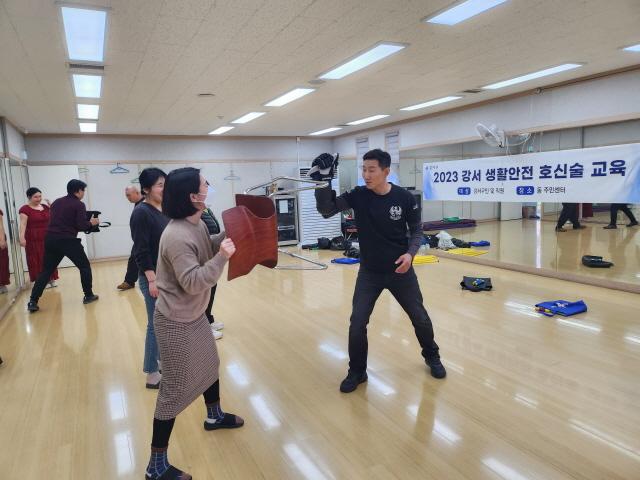 NSP통신-가양2동 생활안전 호신술 교육이 진행되고 있다. (사진 = 서울 강서구)