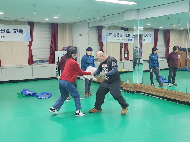 NSP통신-염창동 생활안전 호신술 교육이 진행되고 있다. (사진 = 서울 강서구)