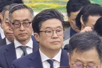 [NSP PHOTO][2025국정감사]정무위 국감에 결국 불려온 김병주·김범석 너덜너덜 질책 세례…내 소관 아니라 몰랐다
