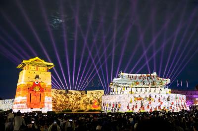 [NSP PHOTO]수원시 빛의 향연 2025 수원화성 미디어아트 51만명 다녀갔다