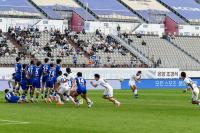 [NSP PHOTO]김포FC, 수적 열세 속 아산에 0대 1 패배…고정운 감독 팬들께 죄송