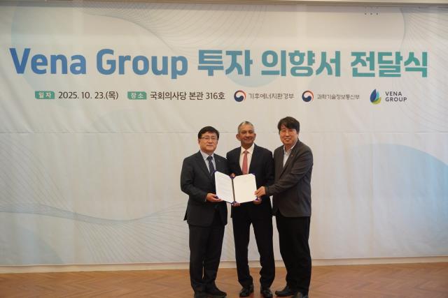 NSP통신-23일 김성환 기후에너지환경부 장관(오른쪽), 니틴 압테 뷔나그룹 회장, 차지호 국회의원이 기념촬영을 하는 모습. (사진 = 차지호의원실)