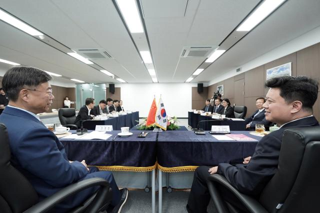 NSP통신-중국 후이저우시 대표단이 성남 국제 바이오헬스케어 컨벤션 참관 뒤 신상진 성남시장과 간담회를 하고 있다. (사진 = 성남시)