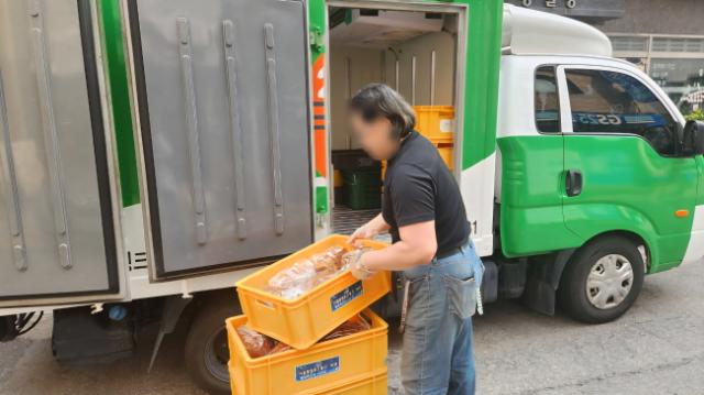 NSP통신-광명시1인가구지원센터의 중장년 고립 1인가구 일자리 지원사업 참여자들이 관내 유관기관 지원 업무를 하고 있다. (사진 = 광명)
