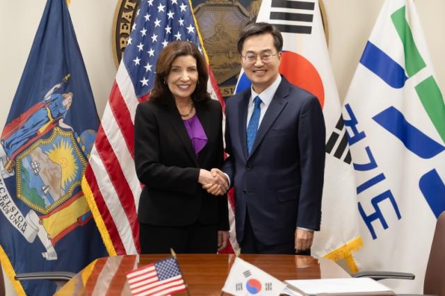 NSP통신-김동연 경기도지사가 지난해 10월 미국방문시 캐시 호컬 뉴욕주지사와의 면담에 앞서 기념촬영을 하고 있다. (사진 = 경기도)