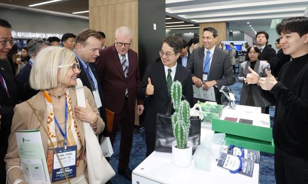 NSP통신-2025 경기도 기후테크 컨퍼런스 개막식에서 김동연 경기도지사가 국내외 초청 인사들과 기후테크 전시 체험을 하고 있다. (사진 = 경기도)