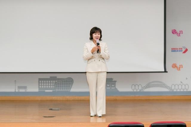 NSP통신-최인혜 한국자치법규연구소 소장이 강의를 하는 모습. (사진 = 오산시)