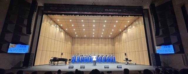 NSP통신-21일 오산필코러스합창단이 창단 20주년 정기연주회를 하는 모습. (사진 = 오산시)