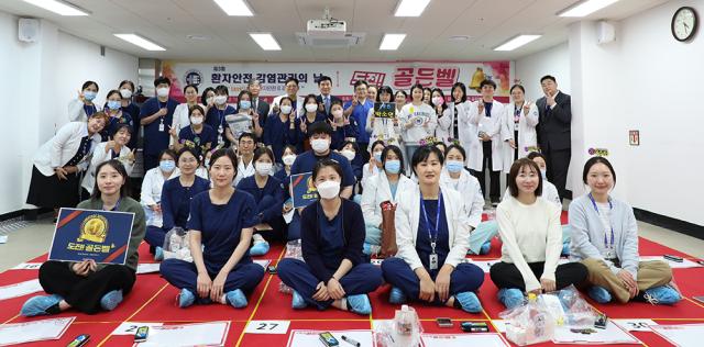 NSP통신-윌스기념병원 환자안전감염관리의날 행사에서의 골든벨 참여 기념촬영 모습. (사진 = 윌스기념병원수원)