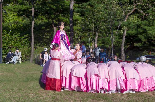 NSP통신-경상북도 무형유산 안동놋다리밟기 정기 발표 공연 개최, 깊어가는 가을 개목나루에서 전통의 흥을 잇다. (사진 = 안동시)