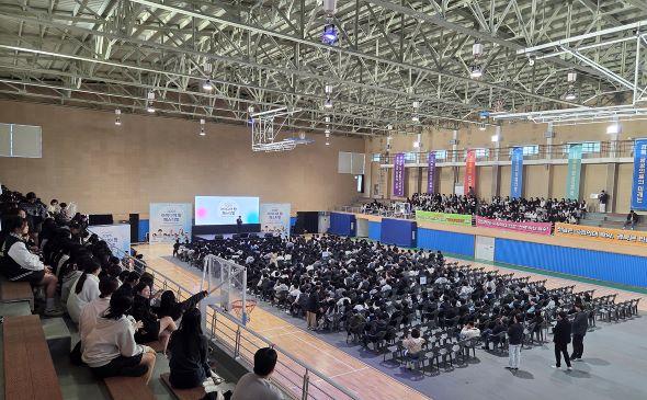 NSP통신-나는 누구인가라는 철학적 질문으로 시작된 강연은 SNS 밈, 패션, 대중문화 속 인문학과 과학 요소를 쉽게 풀어내며 참여형 토크콘서트 형식으로 진행됐다. (사진 = 안동시)