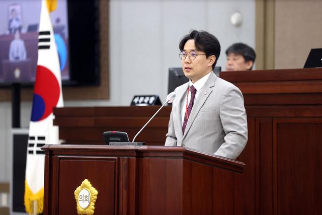 NSP통신-24일 최원용 수원시의원이 발언을 하고 있다. (사진 = 수원시의회)