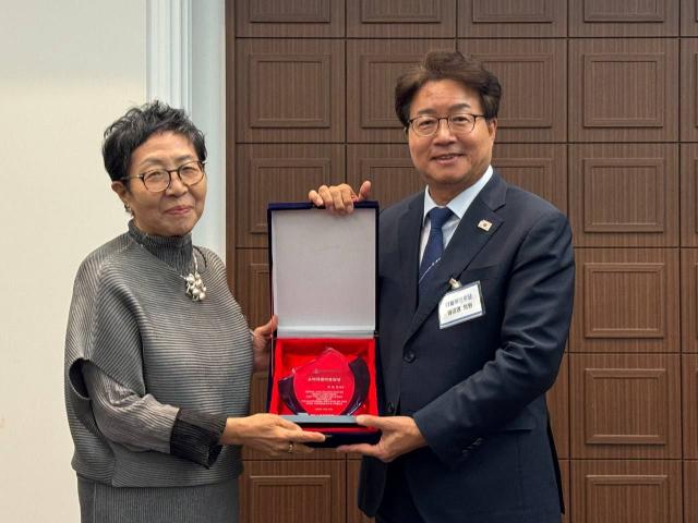NSP통신-염태영 국회의원(오른쪽)이 소비자 권익 증진상 수상 기념촬영을 하고 있다. (사진 = 염태영의원실)