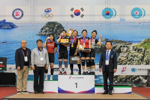 NSP통신-평택시청 역도팀이 메달을 획득한 가운데 기념촬영을 하고 있다. (사진 = 평택시)