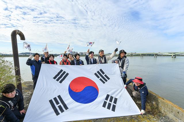 NSP통신-김병수 김포시장이 독도사랑 태극기 퍼포먼스를 진행하고 있는 모습. (사진 = 김포시)